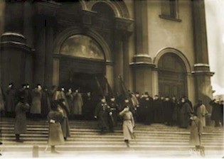 Вынос знамени из собора во время парада лейб-гвардии Семеновского полка. До 1907 г., фотограф неизвестен.