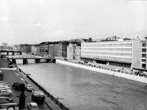 Перспектива набережной реки Фонтанки: справа - Дом прессы. 1960-е ф. С. Лавут